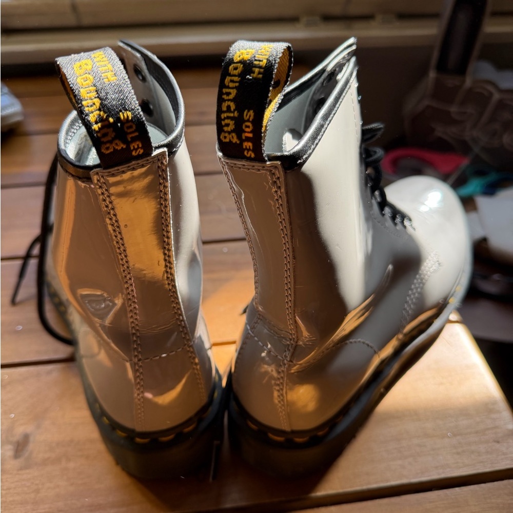 Dr. Martens Light Grey Lace Up Combat Boots EUC Women’s Size 8 - Picture 5 of 9